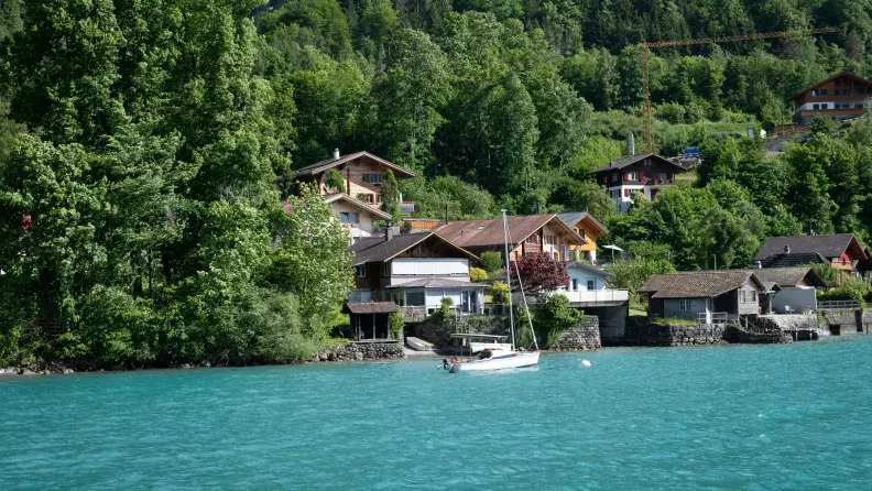 Résidences secondaires au bord d'un lac 